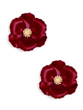 Load image into Gallery viewer, Metallic floral stud earrings
