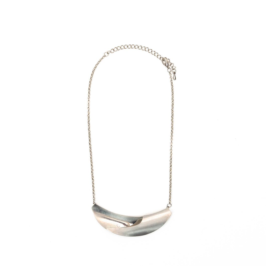 Collar Chain Necklace with Abstract Oblong Pendant